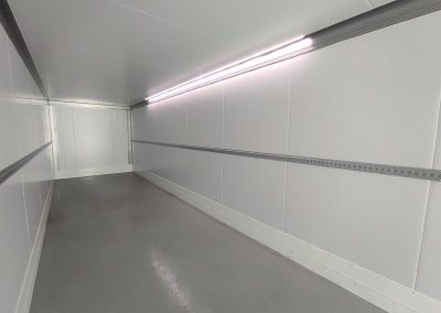 Изотермический полуприцеп на шасси GRUNWALD