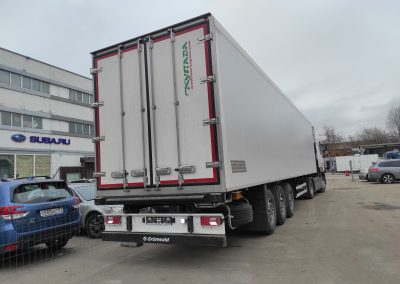 Изотермический полуприцеп на шасси GRUNWALD