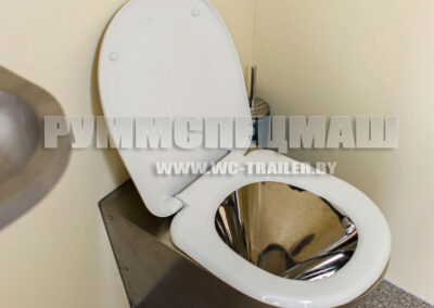 Прицеп туалет на 4 кабинки с вакуумным туалетным модулем