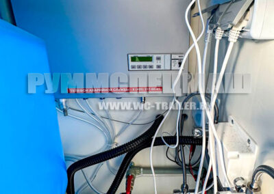 Прицеп туалет на 4 кабинки с вакуумным туалетным модулем