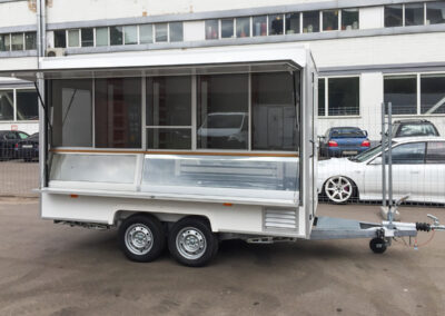 Торговый двухосный прицеп 813230 Х