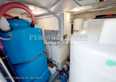 Прицеп туалет на 4 кабинки с вакуумным туалетным модулем