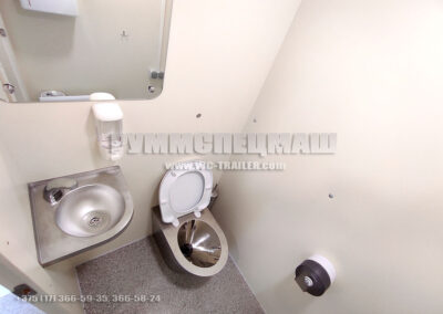 Прицеп туалет на 4 кабинки с вакуумным туалетным модулем