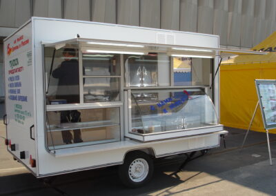 Автоприцеп торговый 813210 с выдвижной витриной