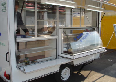 Автоприцеп торговый 813210 с выдвижной витриной