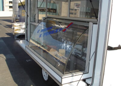 Автоприцеп торговый 813210 с выдвижной витриной