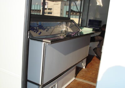 Автоприцеп торговый 813210 с выдвижной витриной