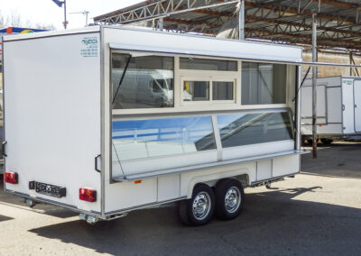 Торговый двухосный прицеп 813230 Х