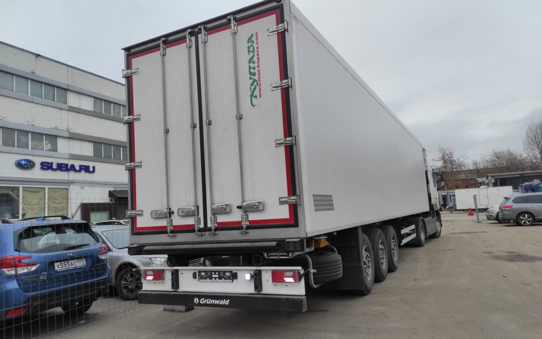 Изотермический полуприцеп на шасси GRUNWALD